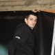 Rigging - Thorstein henger opp DarkLight-banner i salen.jpg